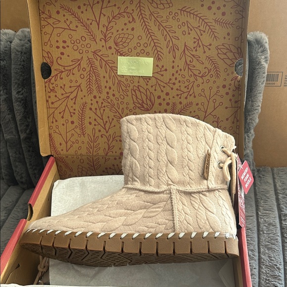 Muk Luks Shoes - FREE SHIPPING!
BNIB Muk Luks Beautiful Blush Quilted Booties 8